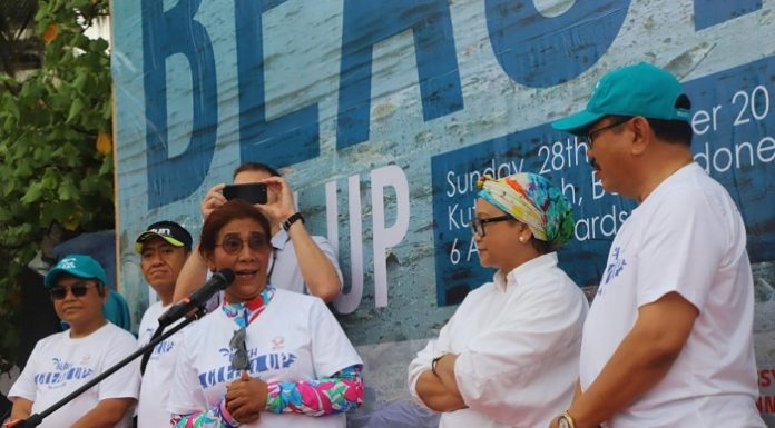 Menteri Kelautan dan Perikanan Susi Pudjiastuti dan Menteri Luar Negeri Retno Marsudi pimpin kegiatan bersih sampah di Pantai Kuta. Foto : KKP