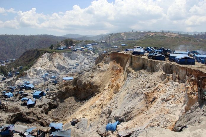 Kawasan Gunung Botak mengalami kerusakan lingkungan akibat penggunaan merkuri dan sianida oleh ribuan penambang yang melakukan aktivitas penambangan ilegal sejak 2011. Foto : Antara