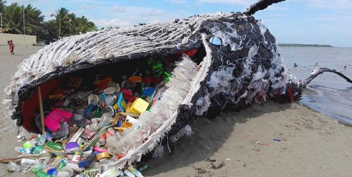 Menyelesaikan persoalan sampah plastik di laut ini dengan cara mengurangi penggunaannya, mengganti material plastiknya, dan sistem pengelolaan sampah plastik yang benar. Foto : vocedipopolo.it
