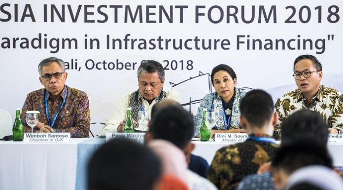 Menteri BUMN Rini Soemarno (kedua kanan) senang karena BUMN mampu menggaet investor di acara IMF-World Bank 2018. Foto : Beritagar