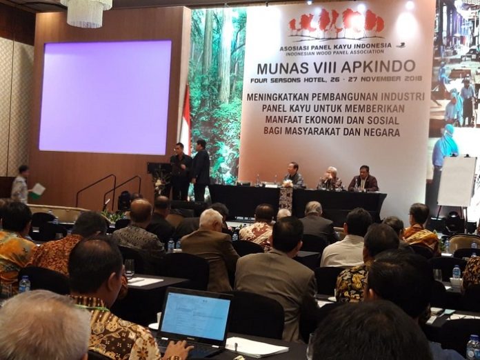 Peran Asosissi Panel Kayu Indonesia (APKINDO) diharapkan bisa bangkit kembali untuk memberikan kontribusi devisa yang besar bagi negara. Foto : Istimewa
