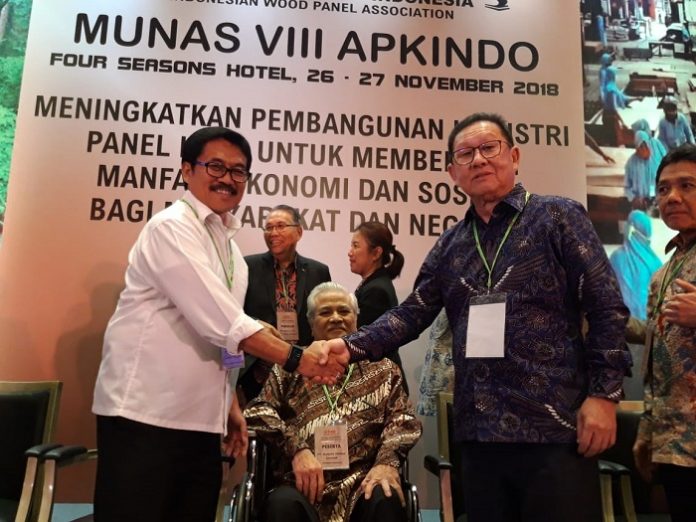 Mantan Ketua Umum APKINDO 2001-2006 Martias (kanan) memberikan selamat kepada Bambamg Soepianto yahg terpilih secara aklamasi menjadi Ketua Umum APKINDO periode 2018-2023. Foto : Istimewa