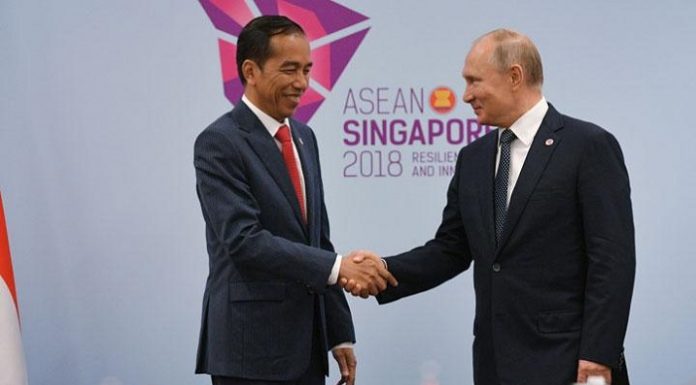 Presiden Joko Widodo dan Presiden Vladimir Putin serius membahas ekspor minyak sawt Indonesia ke Rusia. Foto : Tempo.co
