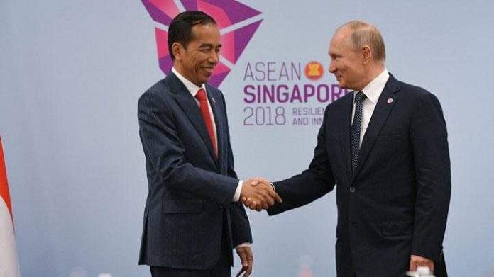 Presiden Joko Widodo dan Presiden Vladimir Putin serius membahas ekspor minyak sawt Indonesia ke Rusia. Foto : Tempo.co