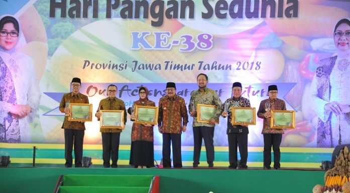 Kota Malang meraih penghargaan bidang Keamanan Pangan alam Peringatan Hari Pangan Se-Dunia 2018. Foto : Humas Kota Malang