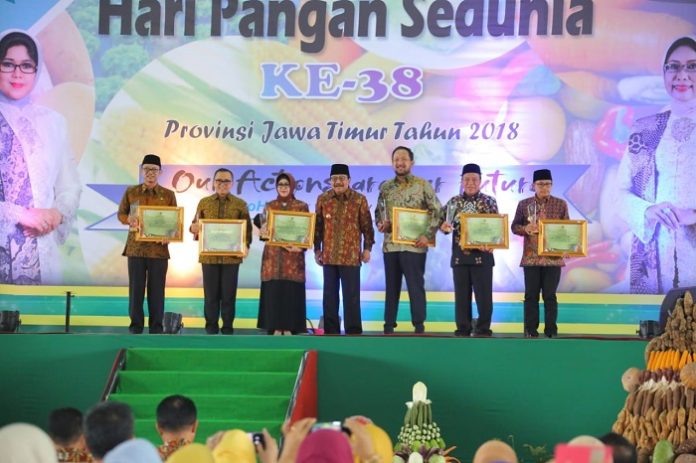 Kota Malang meraih penghargaan bidang Keamanan Pangan alam Peringatan Hari Pangan Se-Dunia 2018. Foto : Humas Kota Malang