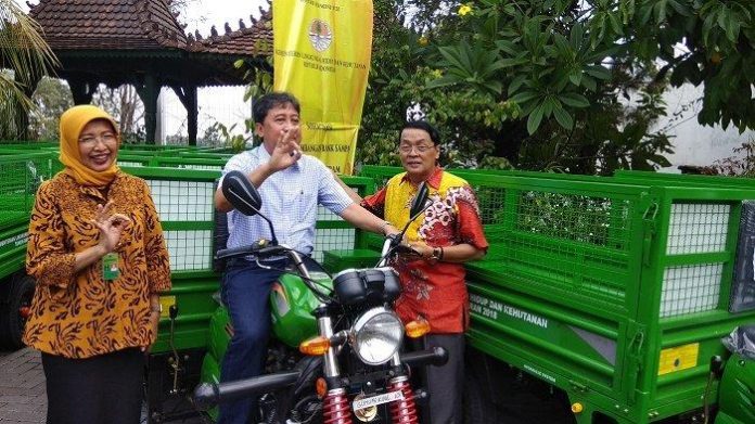 Bersama Kementerian LHK, anggota DPR RI Gandung Pardiman (paling kanan), serahkan 30 Motor Sampah kepada masyarakat DI Yogyakarta. Foto : Tribunews.com