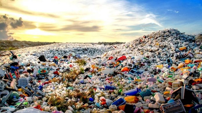 Masalah sampah plastik menjadi perhatian serius pemerintah karena persoalan sampah plastik bukan hanya persoalan hari ini tetapi juga masa depan. Foto : aljazeera.com