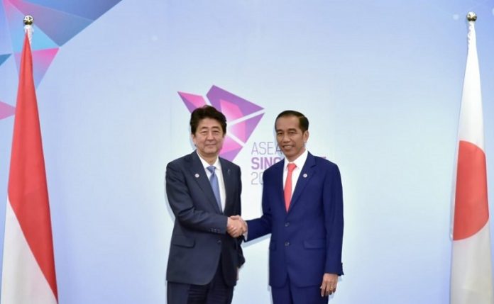 Presiden Joko Widodo bersama dengan Perdana Menteri Jepang Shinzo Abe membahas kerja sama ekonomi Indonesia serta Jepang. Foto : Ngopibareng