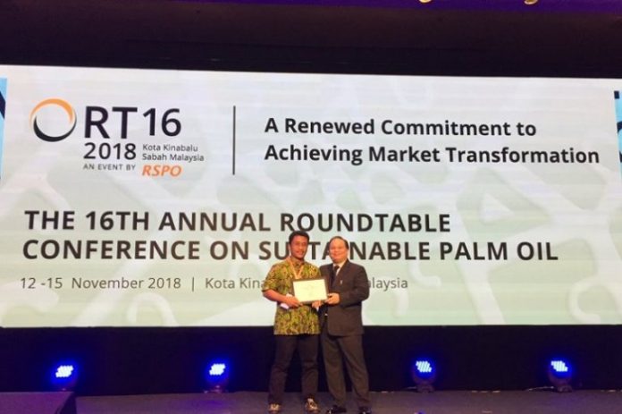 Keenam kelompok tani Indonesia, Asosiasi Petani Sawit Swadaya Amanah memperoleh sertifikasi penghargaan dari RSPO karena berhasil mempertahankan prinsip dan kriteria perkebunan sawit berkelanjutan untuk kedua kalinya pada Oktober 2018. Foto : Harian Aceh