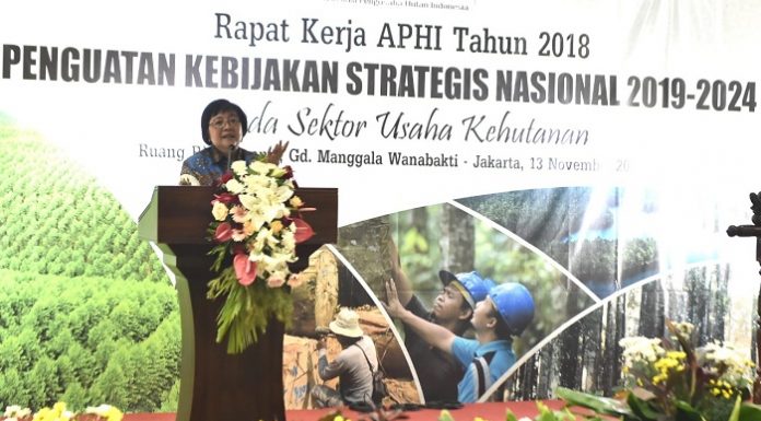 Menteri LHK Siti Nurbaya menyatakan ekspor hasil hutan punya kontribusi besar bagi ekonomi Indonesia. Foto : Suara Pembaruan