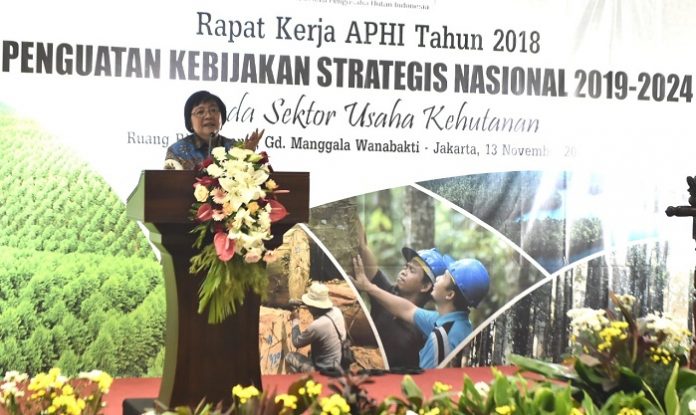 Menteri LHK Siti Nurbaya menyatakan ekspor hasil hutan punya kontribusi besar bagi ekonomi Indonesia. Foto : Suara Pembaruan