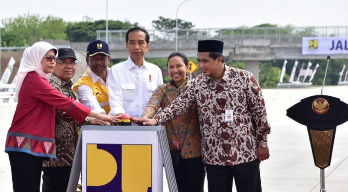 Presiden Joko Widodo saat meresmikan Tol Sragen-Ngawi di Sragen. Foto : Setkab
