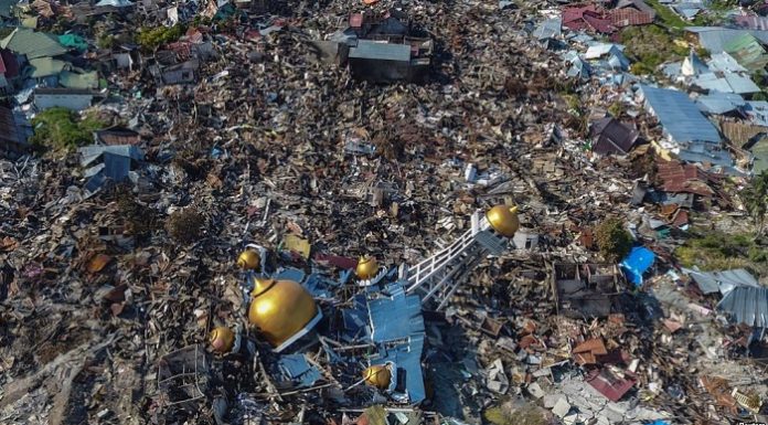 Bank Pembangunan Asia (ADB) menyetujui pinjaman bantuan darurat US$500 juta kepada Indonesia untuk mendukung pemulihan dan rehabilitasi di Lombok dan Sulawesi Tengah yang hancur akibat dihantam gempa bumi. Foto : VoaIndonesia