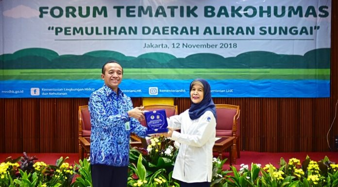 Sekretaris Jenderal KLHK, Bambang Hendroyono memberikan cinderamata pada Direktur Pengolahan dan Penyediaan Informasi Kominfo Siti Meiningsih dalam Forum Tematik Badan Koordinasi Kehumasan (Bakohumas). Foto : KLHK