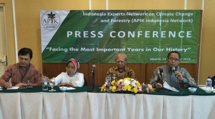 Ketua APIK Indonesia Network Mahawan Karuniasa (paing kanan) menyayangkan pemerintah Amerika dan negara-negara lain yang merasa lebih terancam oleh aksi perubahan iklim. Foto : Istimewa
