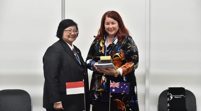 Menteri Likungan Hidup dan Kehutanan Siti Nurbaya dan Menteri Lingkungan Australia Melissa Price sepakat melakukan kerja sama dalam bidang penghitungan karbon yang tertuang dalam Indonesia National Carbon Accounting System (INCAS). Foto : KLHK