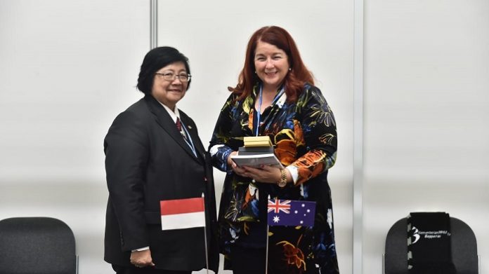 Menteri Likungan Hidup dan Kehutanan Siti Nurbaya dan Menteri Lingkungan Australia Melissa Price sepakat melakukan kerja sama dalam bidang penghitungan karbon yang tertuang dalam Indonesia National Carbon Accounting System (INCAS). Foto : KLHK