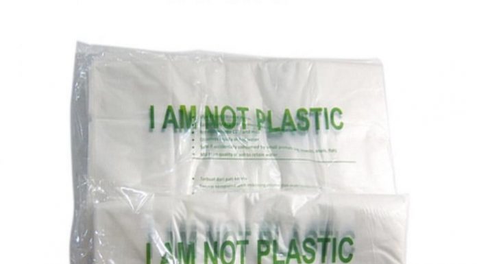 Pemerintah Kota Bekasi, Jawa Barat, mulai sosialisasi dan menganjurkan pemanfaatan kantong kemasan berbahan dasar nabati sebagai pengganti plastik mulai Januari 2019. Foto : Obral.co