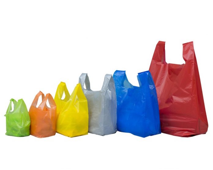 Pemerintah Kota Denpasar akan memberlakukan larangan penggunaan kantong plastik di toko-toko modern dan pusat perbelanjaan mulai 1 Januari 2019 sebagai upaya pengurangan sampah plastik di perkotaan. Foto : Kantong Kresek