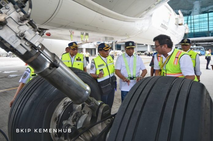 Menteri Perhubungan Budi Karya Sumadi (kedua dari kanan) menyatakan bahwa Kemenhub sudah melakukan verifikasi penerbangan pada maskapai dan melakukan inspeksi-inspeksi ke berbagai bandara demi melayani penumpang pada saat Natal dan Tahun Baru 2019. Foto : Kemenhub