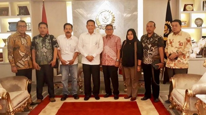 Ketua DPR RI Bambang Soesatyo (tengah) menerima delegasi Asosiasi Pengelola Sistem Penyediaan Air Minum dan Sanitasi Pedesaan, Tirta Nusantara Lestari di kantornya. Foto : Istimewa