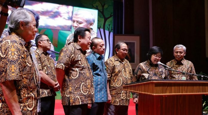 Menteri Lingkungan Hidup dan Kehutanan Siti Nurbaya mencanangkan Kebangkitan Hutan Alam Indonesia dan Sosialisasi Silvikultur Intensif (SILIN). Foto : KLHK