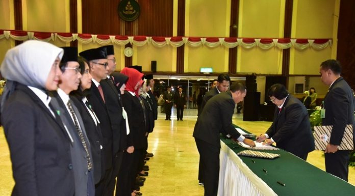 Menteri Lingkungan Hidup dan Kehutanan Siti Nurbaya Bakar berharap 15 pejabat baru KLHK bisa memberikan kontribusi berarti untuk negara. Foto : Nuansa Jambi