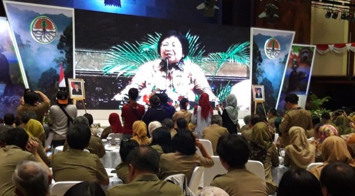 Menteri Lingkungan Hidup dan Kehutanan Siti Nurbaya Bakar mengapresiasi kinerja segenap jajaran Kementerian Lingkungan Hidup dan Kehutanan yang banyak mendulang penghargaan. Foto : andeska/tropis.co
