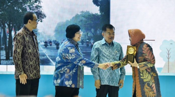 Wali Kota Surabaya Tri Rismaharini menerima anugerah Adipura dan Nirwasita Tantra dari Wakil Presiden Jusuf Kalla dan Menteri Lingkungan Hidup dan Kesehatan Siti Nurbaya. Foto : KLHK