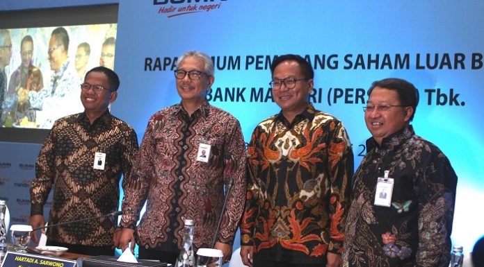 Kartika Wirjoadmojo (kedua dari kanan) kembali dipercaya menjadi Direktur Utama dalam Rapat Umum Pemegang Saham Luar Biasa 2019 PT Bank Mandiri (Persero) Tbk. Foto : Jos/tropis.co