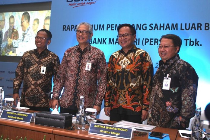Kartika Wirjoadmojo (kedua dari kanan) kembali dipercaya menjadi Direktur Utama dalam Rapat Umum Pemegang Saham Luar Biasa 2019 PT Bank Mandiri (Persero) Tbk. Foto : Jos/tropis.co