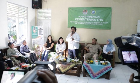 Menteri Lingkungan Hidup dan Kehutanan Siti Nurbaya berdialog dengan masyarakat korban tsunami yang tinggal di desa penyangga Taman Nasional Ujung Kulon (TNUK). Foto : Suara45.Com