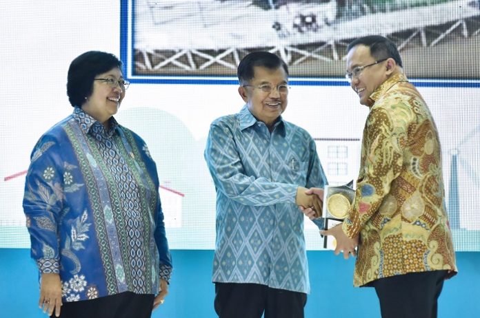 Wakil Presiden Jusuf Kalla didampingi Menteri Lingkungan Hidup dan Kehutanan Siti Nurbaya memberikan Penghargaan Adipura dan Penghargaan Nirwasita Tantra kepada para kepala daerah. Foto : KLHK