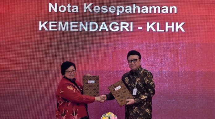 Menteri Lingkungan Hidup dan Kehutanan Siti Nurbaya dan Menteri Dalam Negeri Tjahjo Kumolo tandatangani Nota Kesepahaman (MoU) untuk saling bersinergi terkait pemanfaatan data kependudukan dan Kartu Tanda Penduduk Elektronik (e-KTP) untuk untuk menunjang kinerja KLHK. Foto : KLHK