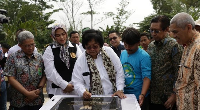 Menteri Lingkungan Hidup dan Kehutanan Siti Nurbaya menilai perbaikan kualitas air sungai sangat mendesak untuk segera dilakukan. Foto : KLHK