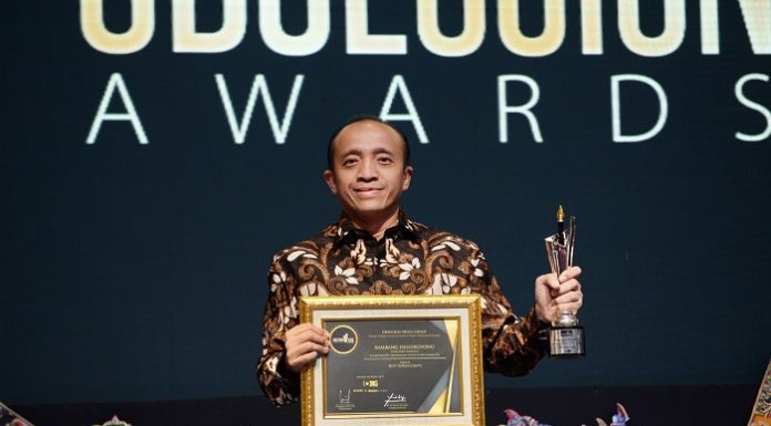 Sekretaris Jenderal KLHK Bambang Hendroyono mewakili Menteri Siti Nurbaya menerima penghargaan Best Ministers dari Obsession Media Group (OMG) serta menerima penghargaan Best Bureaucrats dari OMG. Foto : KLHK