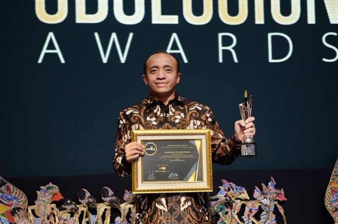 Sekretaris Jenderal KLHK Bambang Hendroyono mewakili Menteri Siti Nurbaya menerima penghargaan Best Ministers dari Obsession Media Group (OMG) serta menerima penghargaan Best Bureaucrats dari OMG. Foto : KLHK