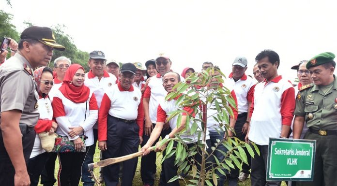 Sekretaris Jenderal Kementerian Lingkungan Hidup dan Kehutanan (KLHK), Bambang Hendroyono, secara simbolis melakukan penanaman pohon. Foto : KLHK