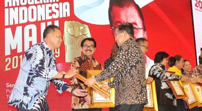 Ketua Umum Gapki Joko Supriyono terima penghargaan dari Wakil Presiden Jusuf Kalla. Foto : Gapki