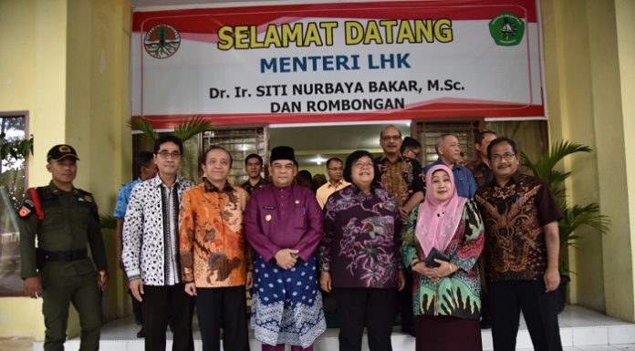Menteri Lingkungan Hidup dan Kehutanan Siti Nurbaya dan jajarannya disambut Rektor Unilak (kedua dari kanan) dan stafnya. Foto : KLHK