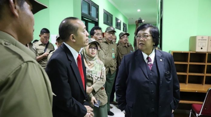 Menteri Lingkungan Hidup dan Kehutanan Siti Nurbaya melihat proses pengelolaan arsip oleh para arsiparis. Foto : KLHK