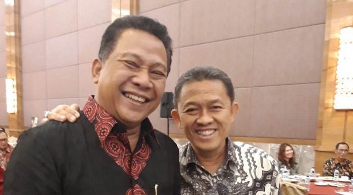 Direktur PT Sapatim Edy Paramudja (kiri) bersama Direktur Hutan Tanaman Industri ( HTI) Isnanto berfoto besama saat sosialisasi Silvikultur Intensif di Jakarta, Foto : Istimewa