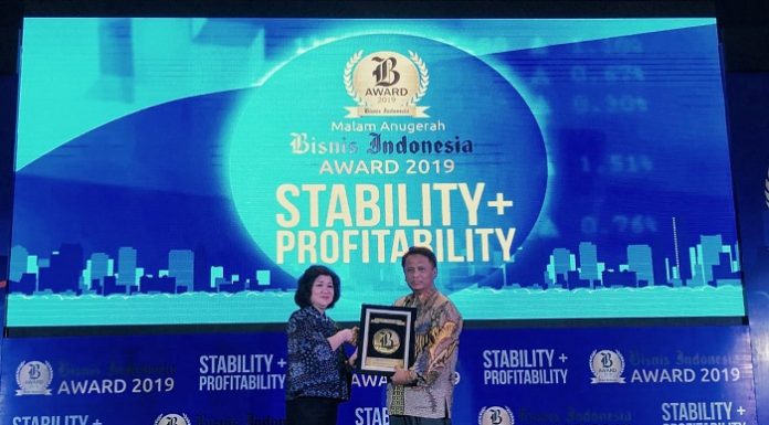 Presiden Direktur Bisnis Indonesia Grup Lulu Terianto memberikan plakat penghargaan kepada Direktur Astra Agro, M Hadi Sugeng. Foto : Astra Agro