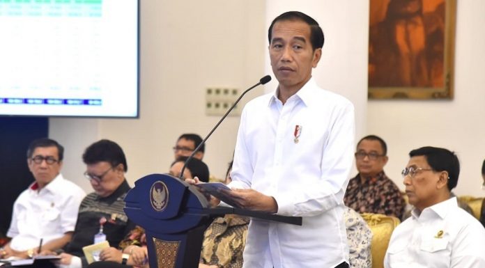 Presiden Joko Widodo mengingatkan para menterinya untuk bisa mempermudah izin usaha, khususnya untuk investasi yang berkaitan dengan ekspor maupun barang-barang substitusi impor. Foto : Setpres
