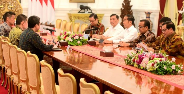 Presiden Joko Widodo didampingi sejumlah menteri menerima delegasi SoftBank. Foto : Setkab