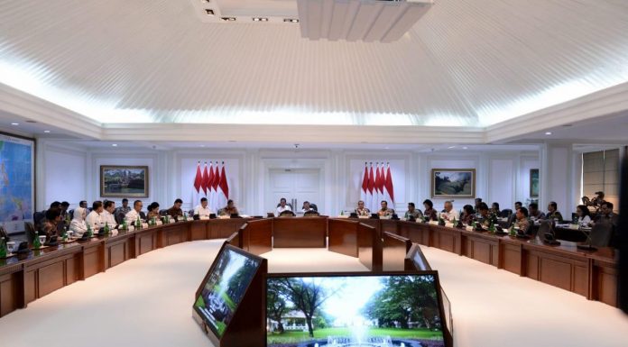 Presiden Jokowi, dalam rapat terbatas di Kantor Presiden, mengingatkan agar untuk mengantisipasi kemarau tahun ini yang lebih panjang. Foto : Setpres