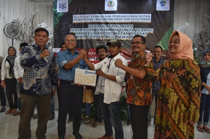 Kementerian Lingkungan Hidup dan Kehutanan (KLHK) melalui Badan Layanan Umum Pusat Pembiayaan Pembangunan Hutan (BLU Pusat P2H) menyalurkan dana pinjaman sebesar lebih dari Rp27,9 miliar kepada 281 petani hutan yang tergabung dalam 12 Kelompok Tani Hutan Rakyat (KTHR) di Garut, Jawa Barat. Foto : KLHK