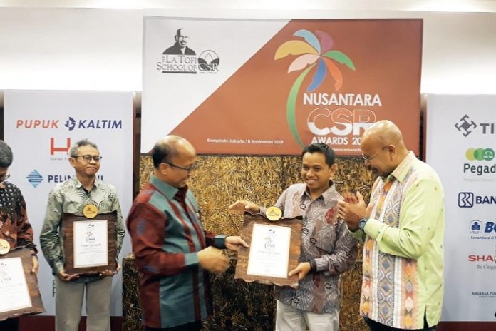 Fajar Santoso, CSR spesialist astra agro menerima penghargaan Nusantara CSR Award dari La Tofi school of CSR. Foto : Astra Agro