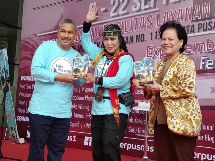 Darhamsyah (kiri) menyerhkan buku karyanya kepada aktivis lingkungan Ully Sigar Rusady dan Erna Witoelar. Foto: dok.KLHK